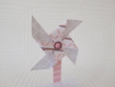 Boite à dragée forme trapèze avec moulin à vent personnalisables: graphisme blanc, gris et rose