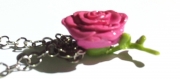 Pendentif / collier avec une rose singulière sur chaine argentée