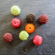 Lot de 8 grosses perles 18 mm brodées de perles de rocailles marron / vert anis / orange / rouge