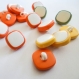 Lot de 18 boutons carrés 15 x 15 mm / orange, vert et jaune