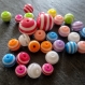 Lot de 28 perles en résine rayées multicolores