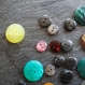Lot de 54 boutons synthétiques ronds avec effet irisé - format et couleurs divers.