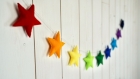 Guirlande d'étoiles, couleurs arc en ciel. décoration chambre bébé