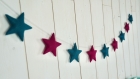 Guirlande d'étoiles, framboise et pétrole. décoration chambre bébé