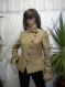 Manteau élégant pour femme avec ceinture asymétrique en laine./elegant women's coat with asymmetrical fastening belt made of woolen textiles