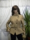 Manteau élégant pour femme avec ceinture asymétrique en laine./elegant women's coat with asymmetrical fastening belt made of woolen textiles