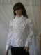 Ladies white shirt with ruffles made of cotton./dames chemise blanche avec des volants en coton.