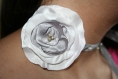  ras de cou avec magnifique fleur en tissu grise & blanche