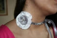  ras de cou avec magnifique fleur en tissu grise & blanche
