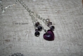 Sautoir composé d'une perle artisanale en verre en forme de coeur de couleur violette
