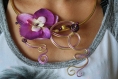 Collier fils aluminium doré et mauve avec une magnifique orchidée en tissu et des perles en verre violette