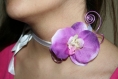 Ras de cou avec orchidée violette