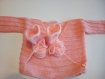Tricot ensemble gilet cache-coeur kimono chaussons orange saumon bébé fille naissance 0-1 mois point granulé