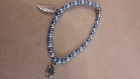 Bracelet élastique bleu et ses breloques