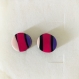 Puce d'oreille motif rayure rose violet