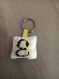 Porte clés lettre e (fleur jaune pâle)
