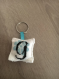 Porte clés lettre g (fleur bleu clair)