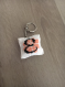 Porte clés lettre e (fleur couleur saumon)