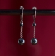 Petites boucles pendantes en titane pur et perles d'hématite - boucles d'oreilles hypoallergéniques sans nickel - gris anthracite