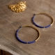 Créoles bleues et or, en titane pur et perles de verre - boucles d'oreilles hypoallergéniques