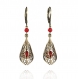 Boucles d'oreilles pendantes falbala - perles de corail rouge, estampes bronze ajourées et dormeuses