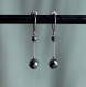 Petites boucles pendantes en titane pur et perles d'hématite - boucles d'oreilles hypoallergéniques sans nickel - gris anthracite