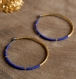 Créoles bleues et or, en titane pur et perles de verre - boucles d'oreilles hypoallergéniques
