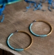 Créoles turquoise et or, en titane pur et perles de verre - boucles d'oreilles hypoallergéniques