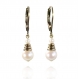 Lizbeth - petites boucles d'oreilles pendantes en forme de goutte - perles de culture blanches et dormeuses bronze