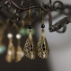 Boucles d'oreilles pendantes falbala - perles d'onyx, estampes bronze ajourées et dormeuses