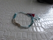 Bracelet d'amitié bohème perles bleues et blanches pompon