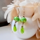 Bijou boucles d’oreilles en laiton doré à belles perles florales lampwork en verre artisanal filé à la main, bleu aqua et vert et fins pendants gouttes