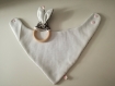 Bavoir bébé bandana vieux rose / bleu marine avec hochet de dentition en bois naturel doublé tissu blanc en coton absorbant