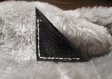 Marque-page triangle en cuir noir
