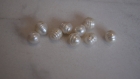 9 perles blanches nacrées