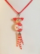 Yuna (fleur d'hibiscus rouge) - collier poupée kokeshi perles bois rouge et blanche
