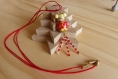 Akisa (sable d'automne) - collier poupée kokeshi perles bois jaune et rouge