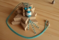 Chinami (mille vagues) - collier poupée kokeshi perles bois turquoise et blanches