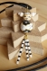 Yukito (enfant de la neige) - collier poupée kokeshi noire et blanche