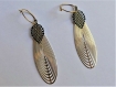 Boucles d'oreilles estampe dorée filigrane ovale, petites breloques feuilles filigrane noires, esprit minimaliste, cadeau femme
