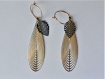 Boucles d'oreilles estampe dorée filigrane ovale, petites breloques feuilles filigrane noires, esprit minimaliste, cadeau femme