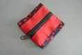 Petit portemonnaie en soie rouge et noir 
