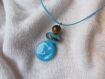 Collier ras du cou pendentif disque et rondelle de verre filé artisanal bleu vif et perle ronde de pierre fine marron oeil de tigre