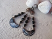 Boucles pendantes, breloques lunes en cuivre émaillé, fleur cuivrée et perles de verre rondes et carrées, noir et cuivré