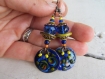 Boucles d'oreilles sequins en cuivre émaillé, perles de verre, bois de coco, métal cuivré, couleurs vives bleu roi et jaune, longs pendants