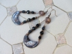 Boucles pendantes, breloques lunes en cuivre émaillé, fleur cuivrée et perles de verre rondes et carrées, noir et cuivré