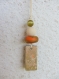 Sautoir pendentif amulette céramique artisanale, pâte polymère, bois naturel et perle de verre oeil de chat en orange, écru et vert olive