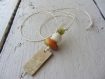 Sautoir pendentif amulette céramique artisanale, pâte polymère, bois naturel et perle de verre oeil de chat en orange, écru et vert olive