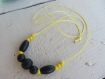 Collier long, sautoir boho épuré avec grosses perles de bois et cordon en coton ciré jaune vif, jaune et noir, collier bohème et nature