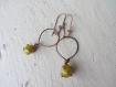 Boucles pendantes ethniques boucles en fil de cuivre, rocaille et breloque goutte de verre filé jaune à pois mauve, boucles originales